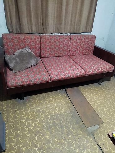 zara home: Диван с деревянными подлокотниками и каркасом, классический прямой — 2