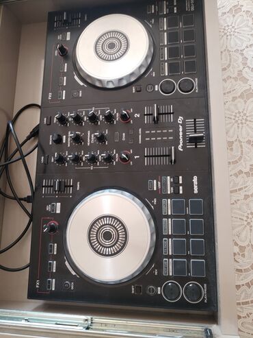 Nəfəs alətləri: Pioneer DJ DDJ-SB3 modeli, iki deck və dörd kanal ilə təchiz olunmuş
