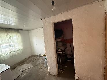 пр чуй: Нарын шаарында Барак типтеги уй сатылат .Баасы 28 мин $ .Базарга жакын — 2