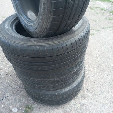 авто подушки: Комплект из четырех автомобильных шин размера 225/55R16 с индексом