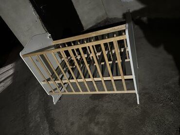 в связи с переездом отдам попугая жако в добрые руки: Даю даром манеж деревянный ножка одна сторана сломано, но починить