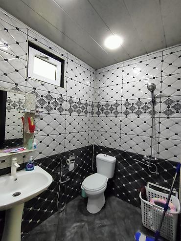 əmlak satışı saytları: 3 otaqlı geniş mənzil – müasir interyer - Geniş salon: künc divan — 6