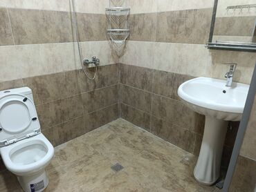 Uzunmüddətli kirayə mənzillər: Studio tipli, mətbəxlə birləşik rahat mənzil. Aşağıdakı mebel və — 5