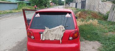 мини электромобиль: Красный хэтчбек Daewoo Matiz, компактный и экономичный автомобиль
