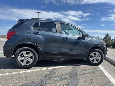 07 şəkilləri yüklə: Chevrolet Trax kompakt krossover. Tünd boz rəngli кузов, 5 qapılı SUV — 6