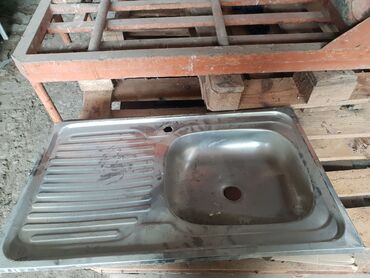 Mətbəx çanaqları: Paslanmaz metaldan hazırlanmış, sol tərəfdə qab qurulama yeri olan