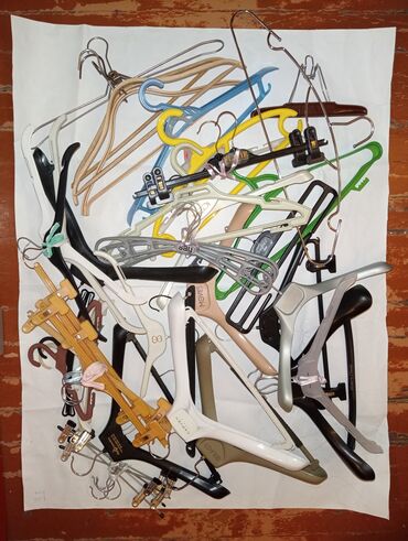 вешалки напольные для одежды деревянные дорогие: Asılqanlar. Geyim asılqanları. Qiyməti 0,50 qəpik bir ədədə. Вешалки