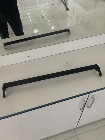 Divar içi gizli baçoklar: Qara rəngdə metal dəsmal asılqanı. Dəsmal və ya əşyaların asılması