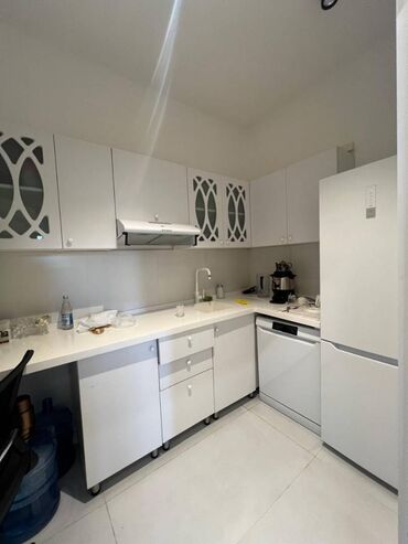 Ofislər: Xətai metrosunun yanında 16 mərtəbəli binanın 2-ci mərtəbəsində 5 otaq — 13