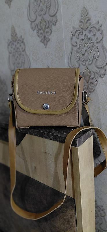 deri sumka: Bershka çiyin çantası - Rəng: açıq qəhvəyi (bej tonlarında), kontrast — 1