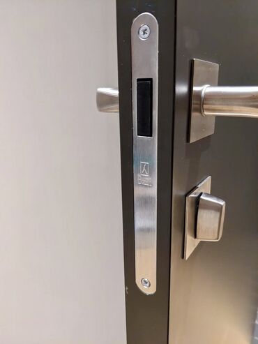 Qapıların təmiri: Çilingər xidməti Qapı usta Qapı ustası Qapıların təmiri Üzlənməsi — 17