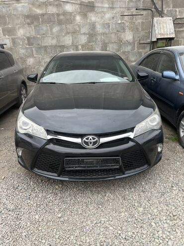 самая деловая машина: Черный седан Toyota Camry с автоматической коробкой передач