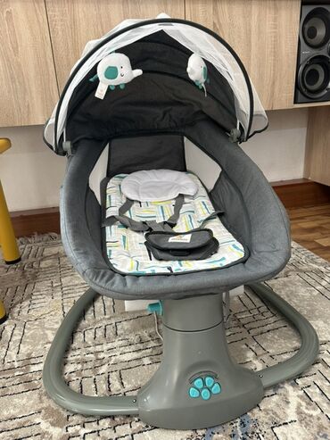 кулер детский: Электронный шезлонг-качалка для малыша, новый в коробке - Мягкое