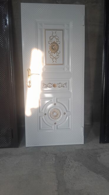 Giriş qapıları: Qara rəngdə, üzərində qızılı naxışlar olan dəmir qapı. Qapının -da lalafo.az — 10 Giriş qapıları: Qara rəngdə, üzərində qızılı naxışlar olan dəmir qapı. Qapının — 10