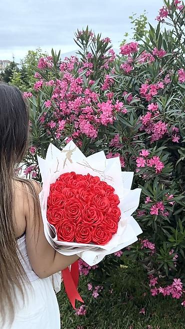 Qırmızı güllərdən ibarət bükme buket - Tərkib: sıx formada düzülmüş
