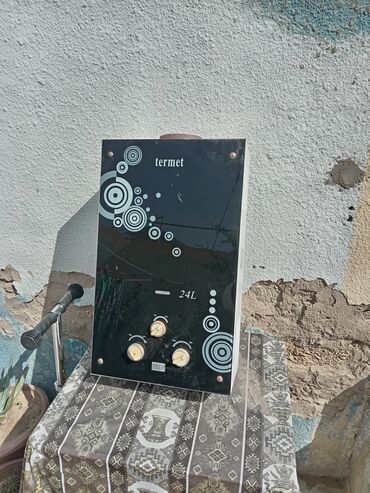 Paltaryuyan maşınlar: Termet markalı, 24 litr tutumlu, qara rəngli su qızdırıcısı. Cihazın