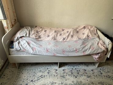 детский двухместный кровать: Кровать-тахта в светлом исполнении, оснащенная бортиками, что делает
