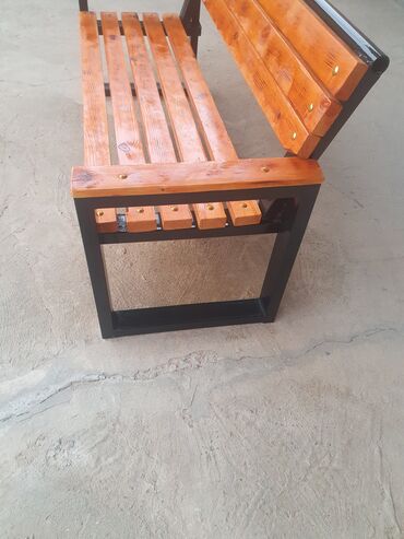 вешалка в прихожую настенная: Metal karkaslı taxta skamya - Dizayn: Minimalist, kvadrat formalı