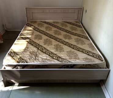 кровать металлическая односпальная: Двуспальная кровать, Б/у, С матрасом, ЛДСП, длина - 180 см
