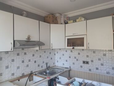 quxna şkafı: Mətbəx mebeli. Üstündə aspirator, 4 gözlü qaz peçi və moykada verilir