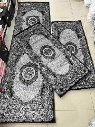 Tepisi i prostirke: Nova kolekcija
Set 3 staze
 (1) 76x250
(2) 63x140 — 7