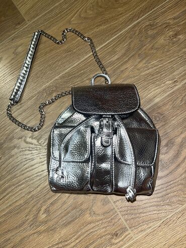 Handbags: Ranac u srebrnoj boji, dimenzije 20cm. Nosi se na jedno rame. Novo