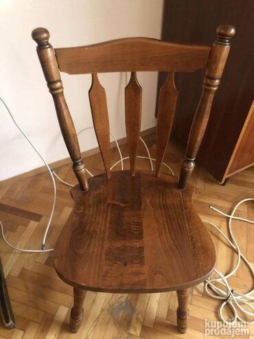 Stolice: Dve drvene stolice i drveni stočić presvučen ultrapasom, nalaze se na