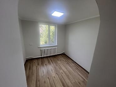 Продажа коттеджей и домов: 🏡 **Продается дом барачного типа с новым ремонтом в Бишкеке!** 📐 — 10