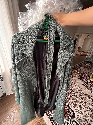 Пальто: Продается пальто отличного качества не скатывается легкая Размер с и м — 4