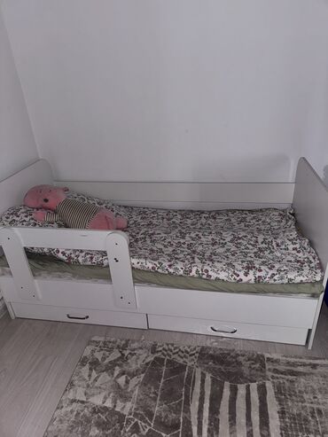 офисные мебели: Продаются 2 односпальные кровати почти новые (месяц использовали)с