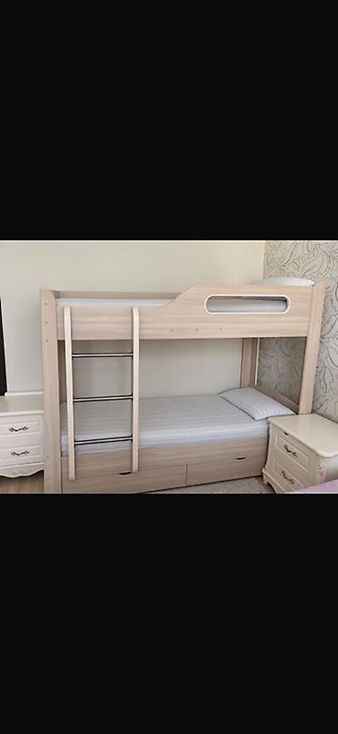 Двухъярусная кровать из светлого дерева с компактной лестницей и at lalafo.kg Двухъярусная кровать из светлого дерева с компактной лестницей и