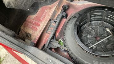 Mercedes-Benz: Mercedes-Benz C‑Class sedan (W202), al qırmızı rəng. - Kuzov: 4 — 4