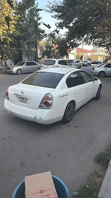 Digər avtomobillər: Ağ rəngdə sedan, 5 yerlik, ön‑çuvaldız LED faralar və duman faraları — 3