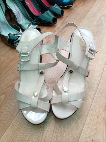Makasin və loferlər: Qadın sandal ayaqqabıları - Rəng: Açıq bej/krem - Material: Parlaq