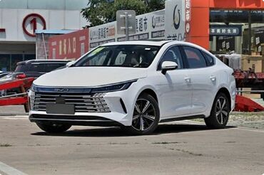 BYD Qin Plus sedan avtomobili, ağ rəngdə, müasir dizaynlı və geniş