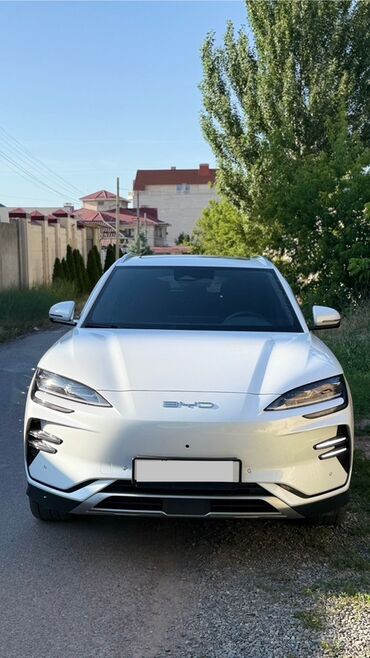 byd кроссовер электро: Белый электромобиль BYD, сочетающий в себе современный дизайн и
