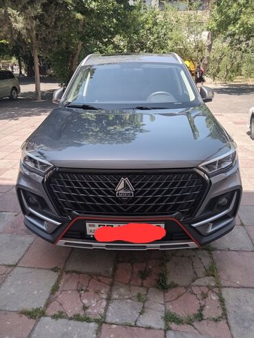 Nəqliyyat: Boz rəngdə olan Sinotruk VGV U75 Plus avtomobili. Avtomobilin salonu