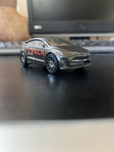 фото модели: Авто от Hot wheels,Tesla model X.Чуть пожелтевшее стекло(пластик),и