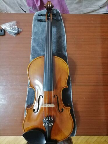 электро скрипка: Продаю скрипку STAGG VN-4/4 HG. В комплекте: Смычок комплектный, в