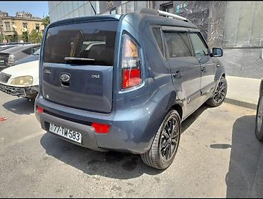 e 290: Kia Soul 1-ci nəsil, mavi rəng. Mühərrik: CRDi dizel (emblemdə — 6