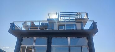 Pilləkən məhəccərləri: Paslanmayan metaldan olan müasir üslubda hazırlanmış pilləkən və eyvan — 3