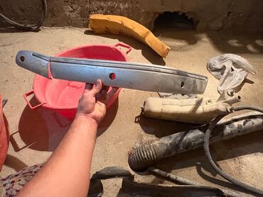 Bamperlər, buferlər: Xirda siniqlari var ve ekseriyyet ustundedi.shekildeki hamisini uygun — 8