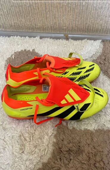 adidas qaçış üçün qadın krossovkaları: Adidas Predator 1 defe geyinilib 
41 razmerdi endirim yoxdur