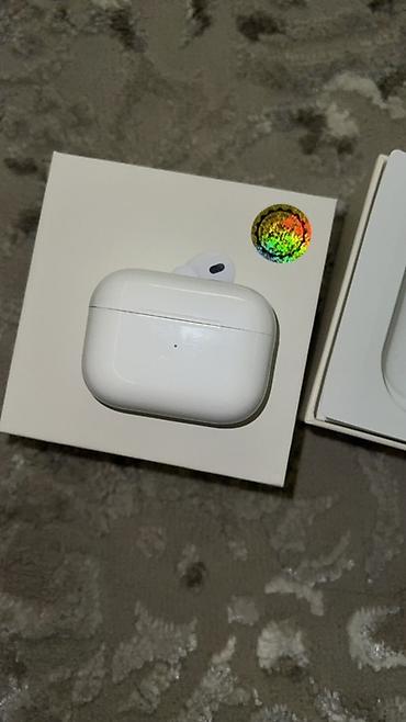 airpods 4: 🎧 Продаю беспроводные наушники 🤍 ✨ Покупала за 1700 сом, продаю за — 6