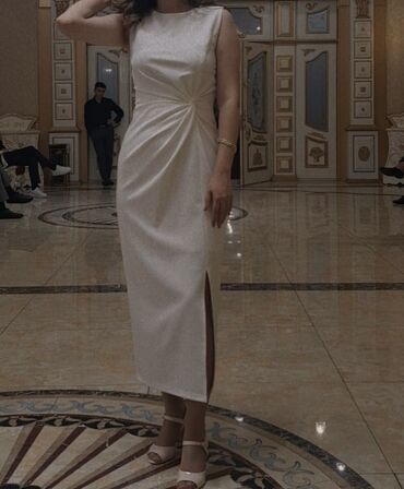 Plaşlar: Zərif axşam/ziyafət donu - Rəng: südlü ağ, açıq şampan tonuna yaxın -