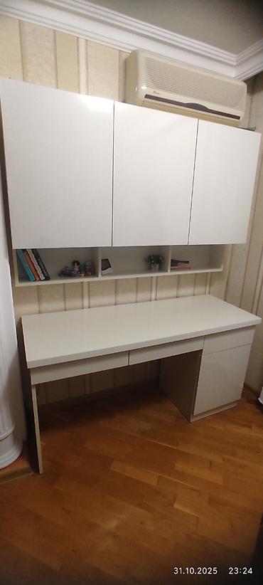 Ofis mebeli: Ağ rəngli iş/oxu masası və divar asma dolab dəsti. Ölçüsü 55 x 150 — 2