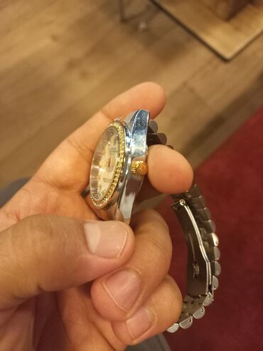Salam qadin saatidir rolex firmasidir 2 ay iwlenib ela veziyetdedir