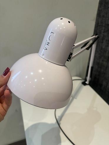 ofis stolu: Ağ rəngli iş masası və masaüstü lampası

lampa 40 Stol 190 — 3