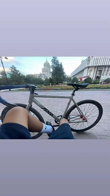 80 b4: Фикс-байк (fixed gear) с минималистичной компоновкой. Основные — 1