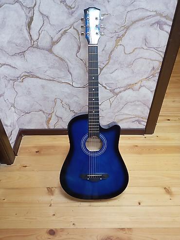 Akustik gitaralar: Akustik gitar – kəsik korpuslu (cutaway) model - Rəng: tünd mavi–qara — 1